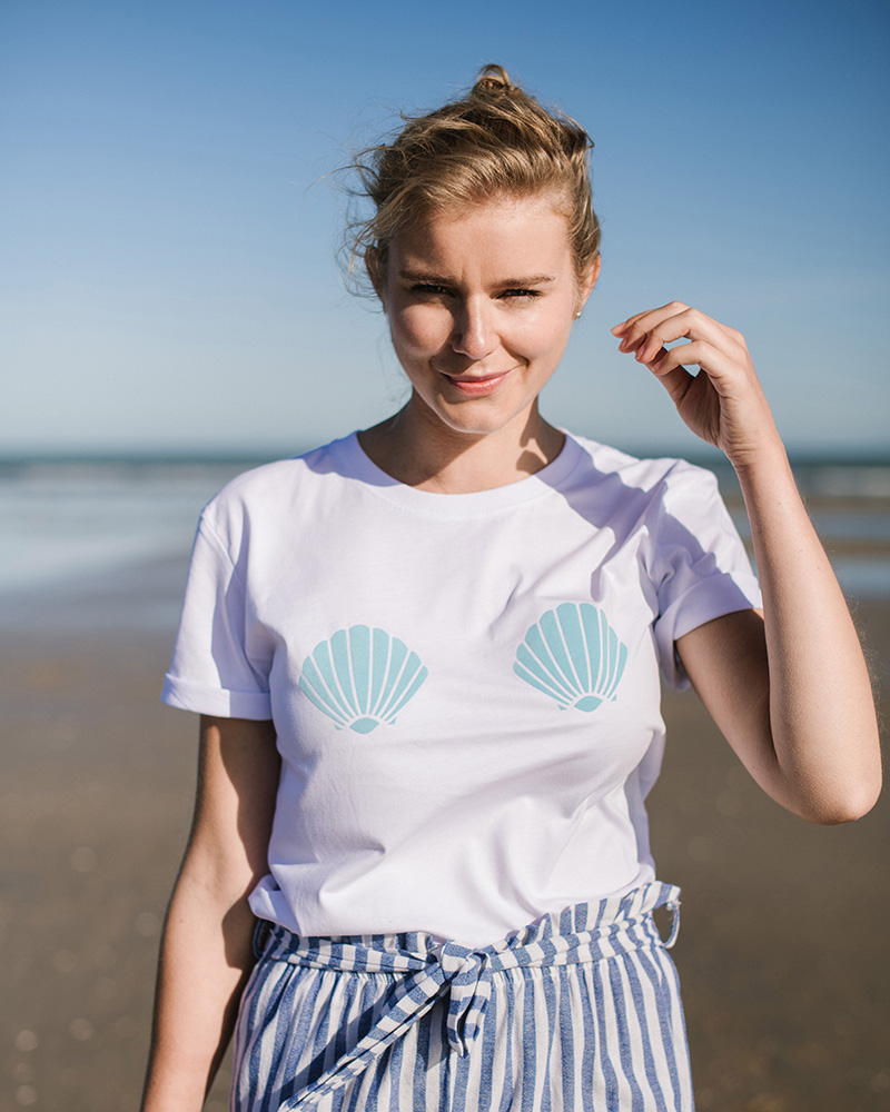 femme sur la plage avec un tshirt