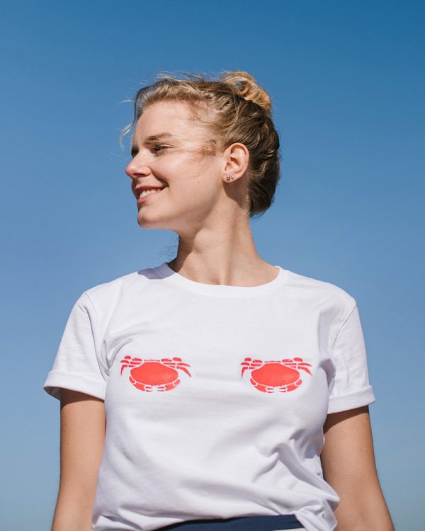 femme portant un tshirt 17 degrés avec des crabes