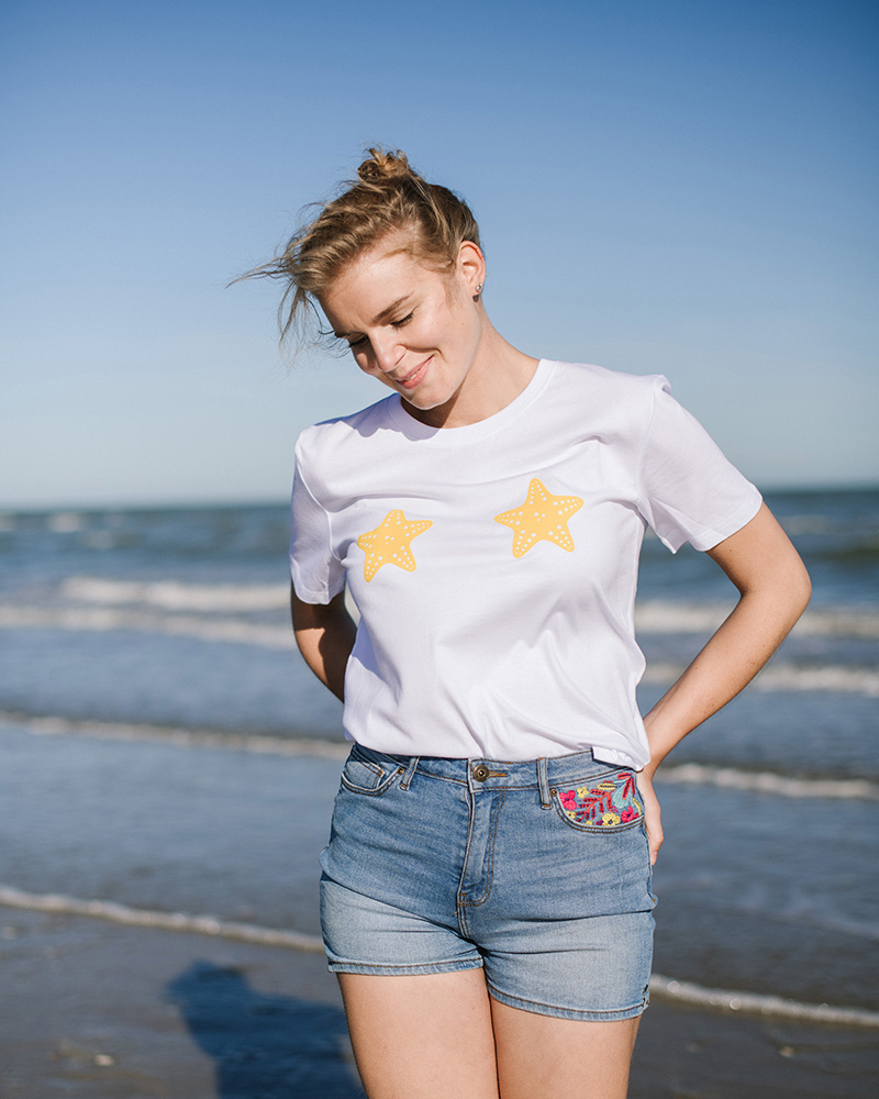 femme sur la plage avec un tshirt etoiles de mer